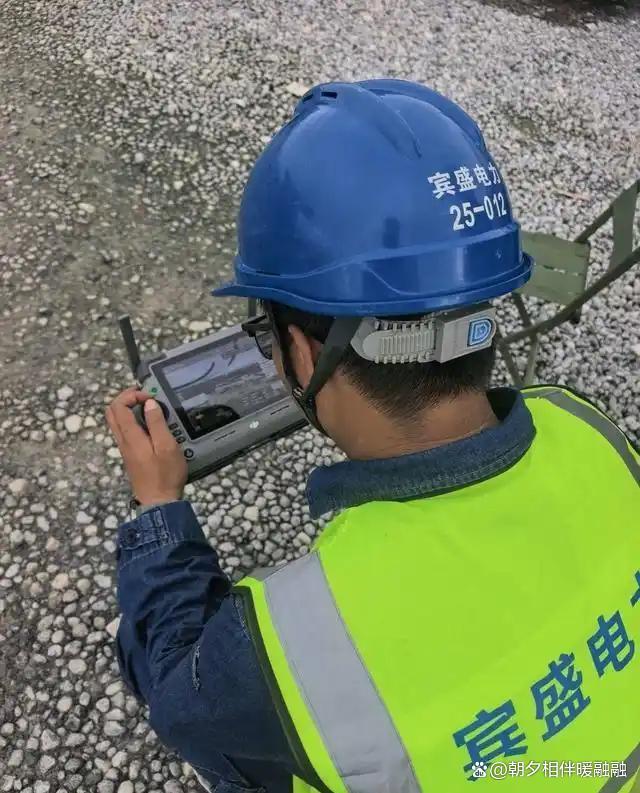被困人员挥舞国旗为空投直升机引路 无人机远程救援送物资