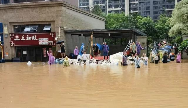 小区业主自制防水墙守护上千台汽车 四天奋战保车库安全