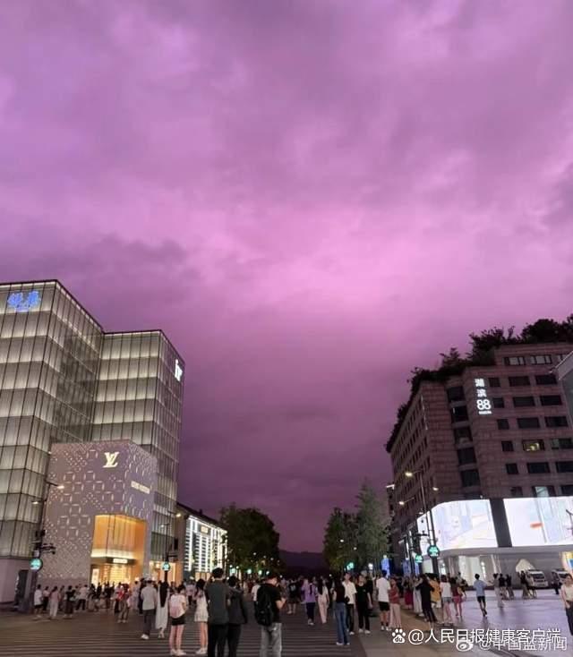 多地现台风霞？粉紫色天空是台风靠近