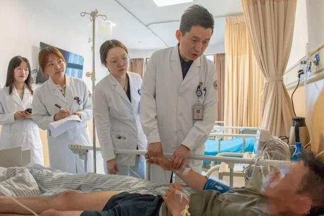 医生提醒高温天只喝白水远远不够 补充电解质很关键