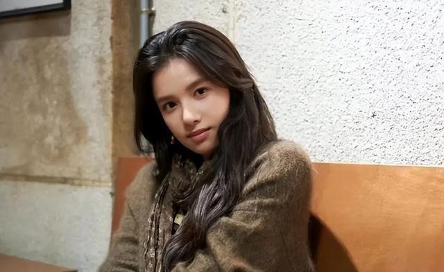 李现张婧仪新剧婚礼迎宾牌 自然互动引期待