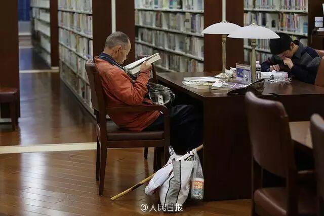 杭图暖心回应流浪汉读书言论再走红 平等阅读权获赞