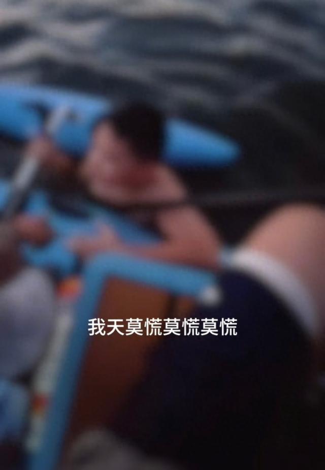 重庆小哥划船时救起两名溺水孩童