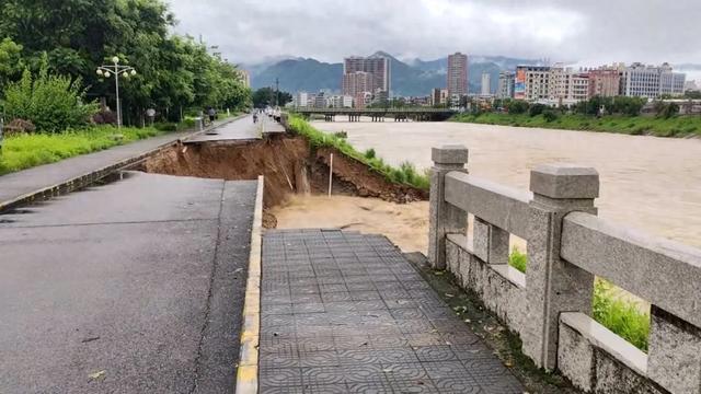 沿河步道遭河水冲刷坍塌20米