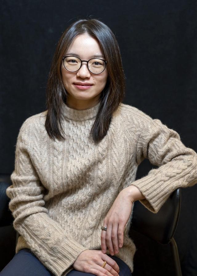 王虹戴卡地亚且衣品好 打破学者刻板印象