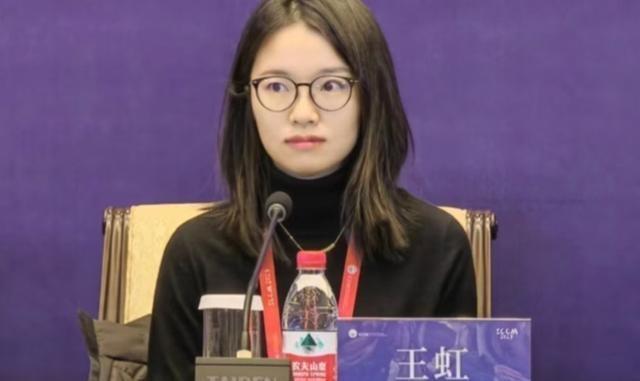 王虹戴卡地亚且衣品好 打破学者刻板印象