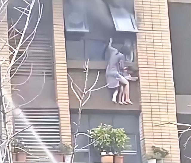 连云港小区火灾母女已转院治疗 惊险避险过程引关注