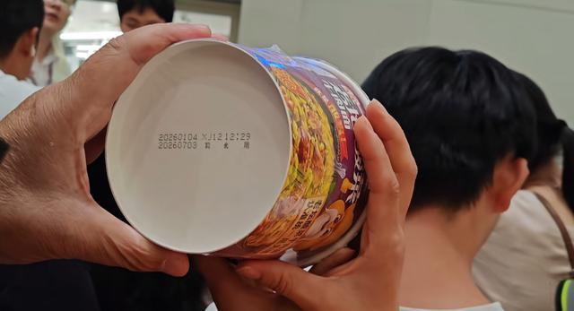 航班延误4小时地服发放过期方便面