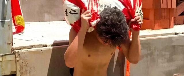 00后小伙扛沙子月入10000元