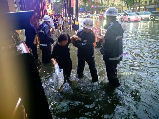 哈尔滨街路积水他们当起“水中扶手” 暴雨中的温暖守护