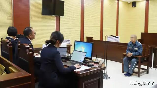 男子杀老板后扮女装取现28万改判死缓