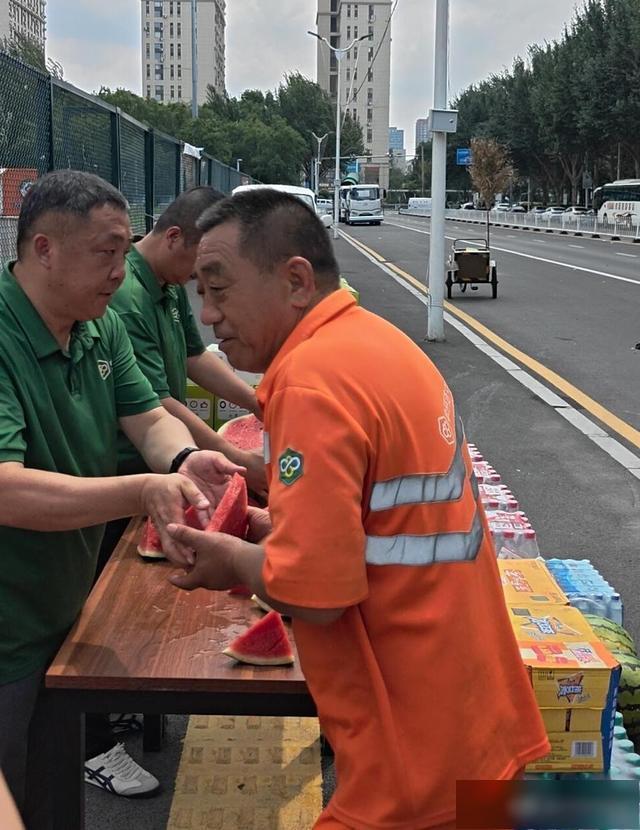 辽宁多部门启动高温天气应急保障 环卫工人防暑降温措施加强