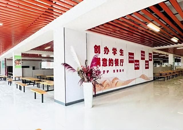 公职人员被举报在职校内开店，本人回应
