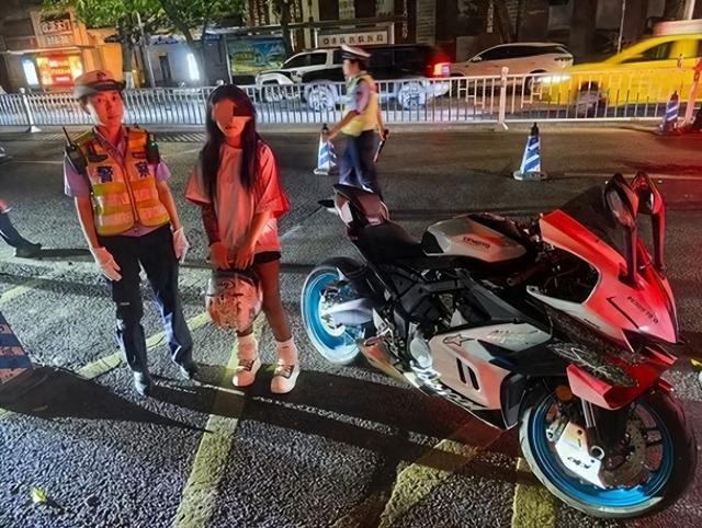 女子骑改装摩托车“炸街”被查