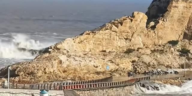 台风天一家四口到海边 男孩被浪卷走