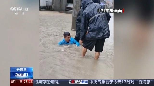 村干部在泥水中多次下潜清理杂物！疏通排水保村民安全