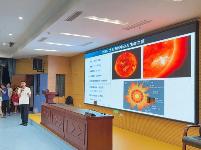 成都700名师生家长“家门口追星” 共赏英仙座流星雨