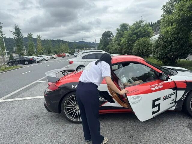 女孩顺风车内暴晒2小时向家人求救 高温险情中的紧急救援