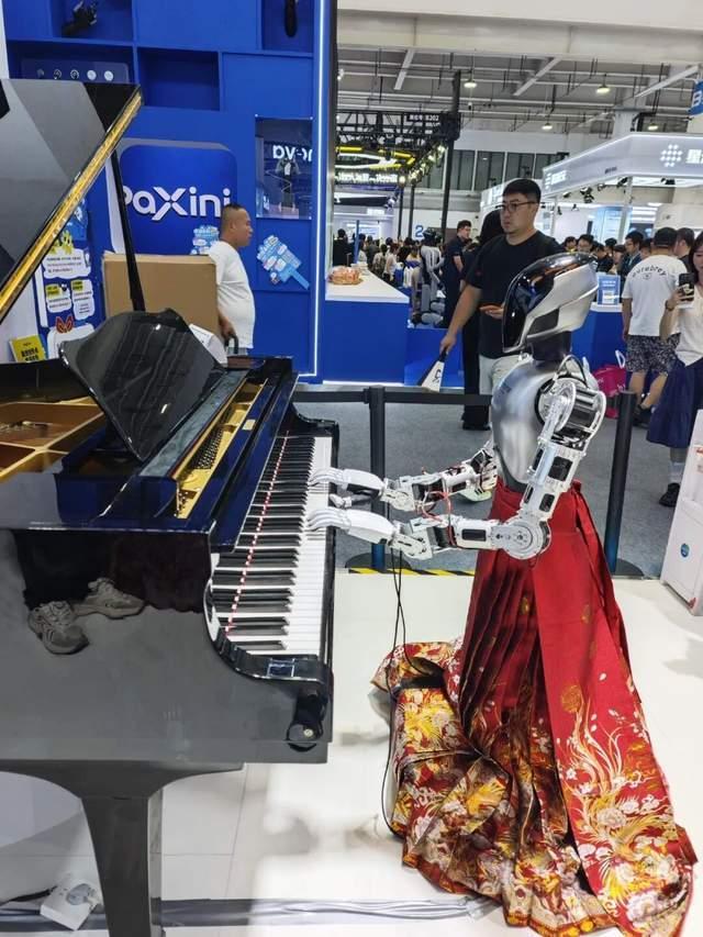 直击WRC现场：机器人价格冰火两重天 人形降价工业涨
