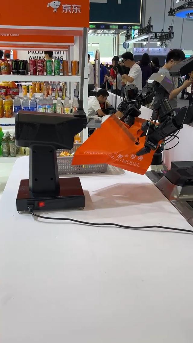 直击WRC现场：机器人价格冰火两重天 人形降价工业涨