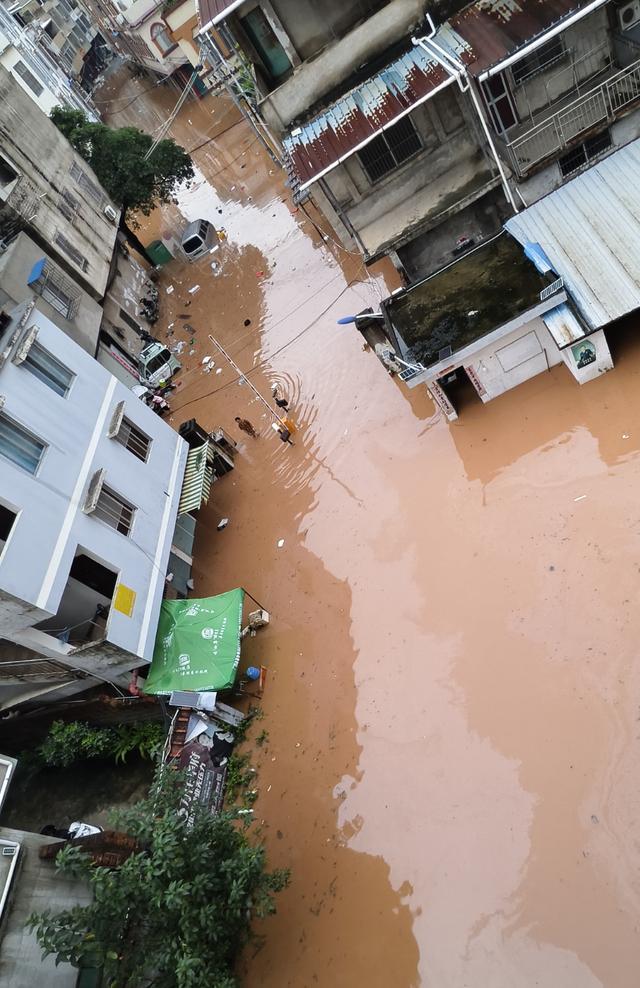 广西宁明县积水已到成年人腰部 救援队伍抵达现场