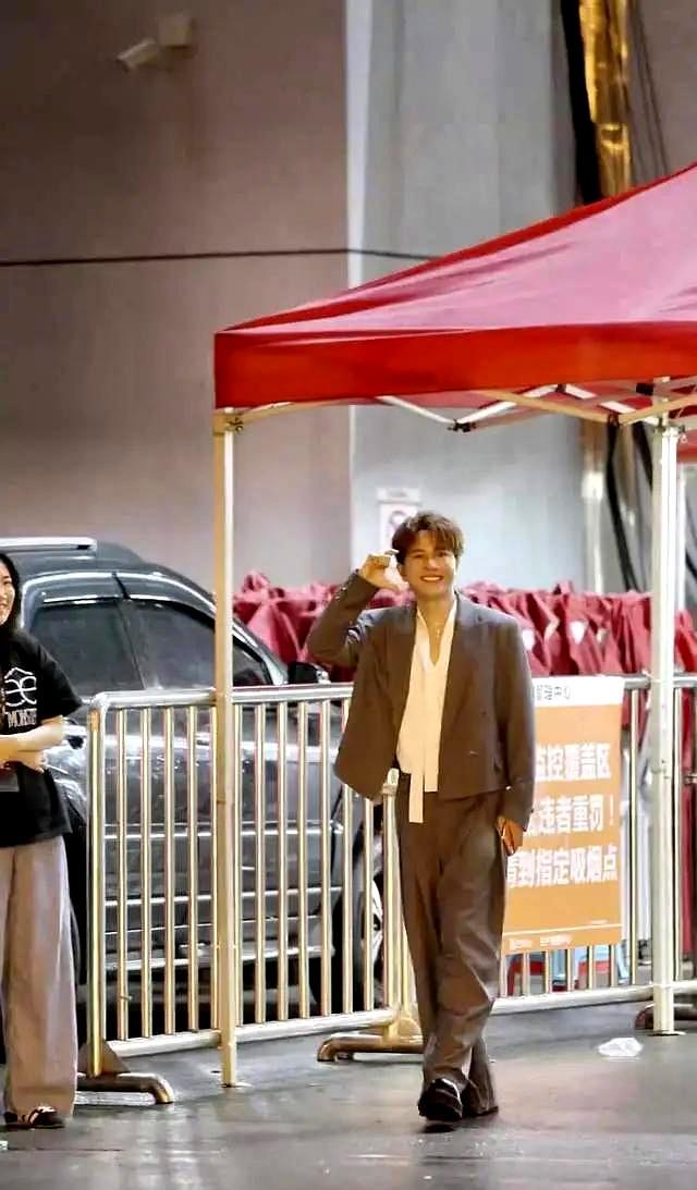 欢子工作室质问《披哥》 身体报警无奈离场