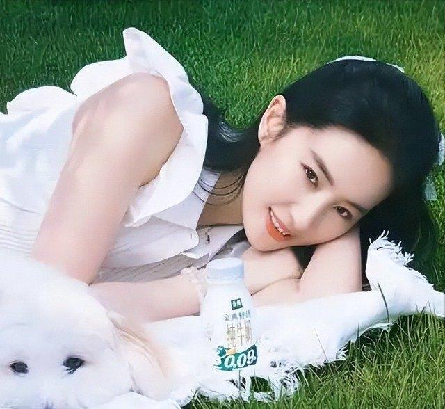 刘亦菲金九芭莎封面 松弛与分量并存