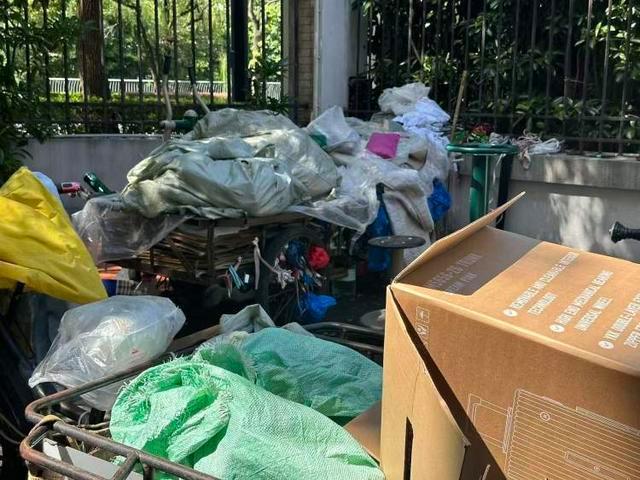 多方回应居民楼下分拣垃圾 十年顽疾困扰邻里