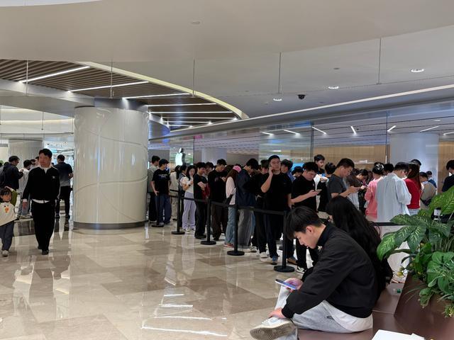 iPhone 18系列首发日走访 武汉门店排长队