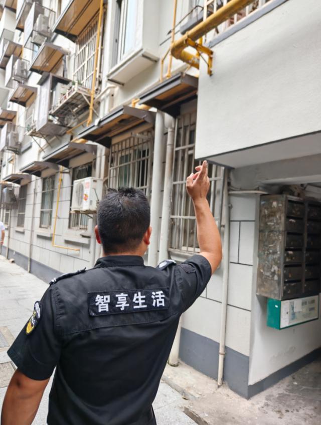 男子上班捡到求救纸条，报警后消防员翻窗救人 被困20小时老人获救