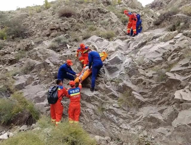 女子为出片效法网红姿势摔下山坡 安全警钟再响