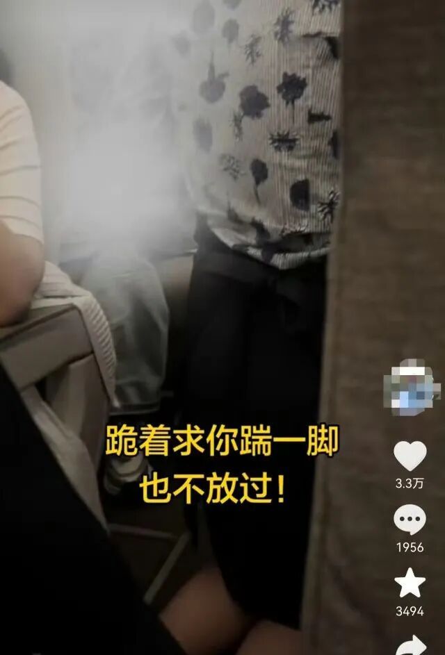 男乘客不接受道歉还说让我踹一脚 空姐下跪求原谅引发争议