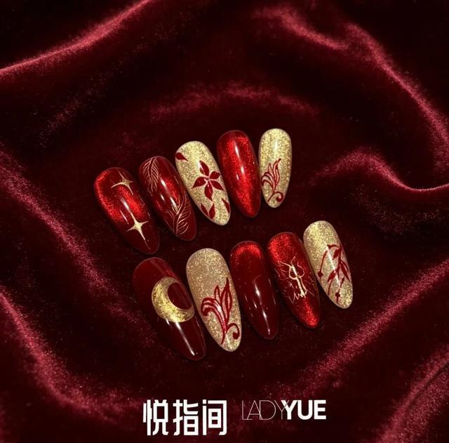 郑钦文夺冠同款美甲926元 赛场美学引热议
