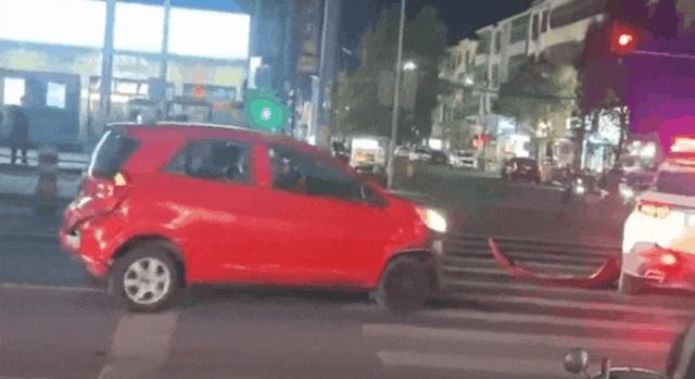 老头乐多次撞击警车驾驶员被控制 操作不当引发连环碰撞