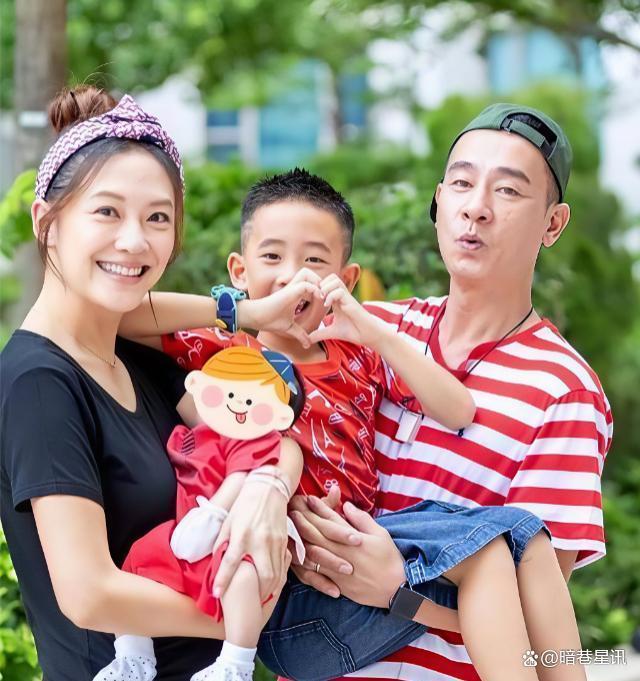 陈小春说妈妈是被爸爸骗到手的 三千块买断亲情