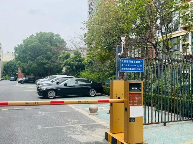 带充电桩的车位油车到底能不能停 燃油车占用引发争议