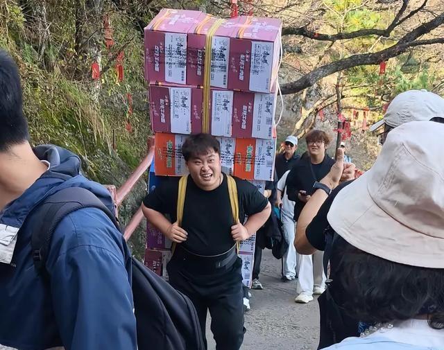 2000万粉博主李炮儿背80斤泡面登老君山 真实挑战赢信任