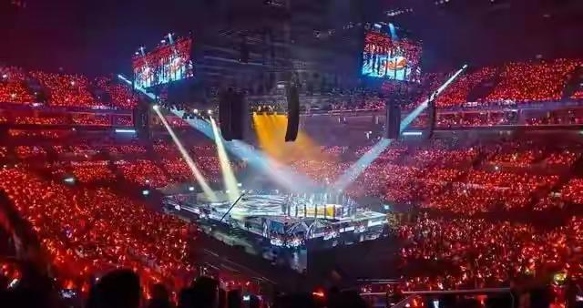 肖战演唱会官周随机掉落亲签 500万人争2万票