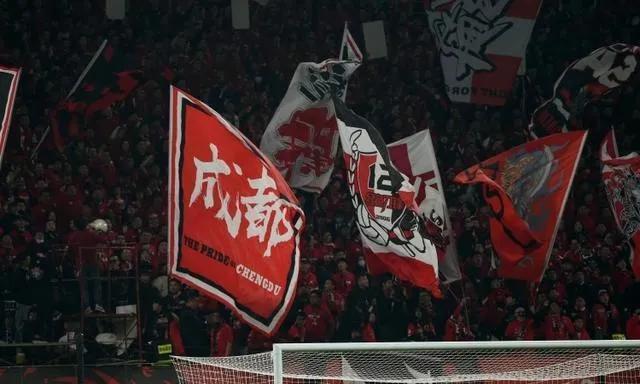 蓉城球迷展示多幅巨型TIFO 凤凰山这波,太顶了