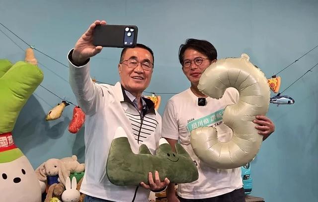 黄国昌拜托“小草”票投李四川