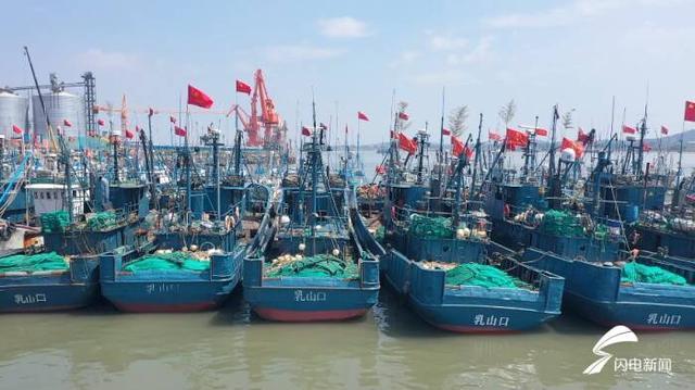 黄渤海海域休渔期正式结束，威海乳山口码头渔船千帆竞发驶向深蓝