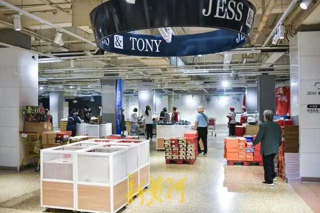 24岁的济南首家大润发超市闭店，卖场搬迁工作进入尾声