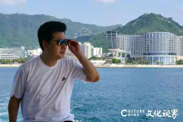 李冬丨以酣畅淋漓的水墨语言重构海洋意象，赋予作品超越自然景象的当代观念表达