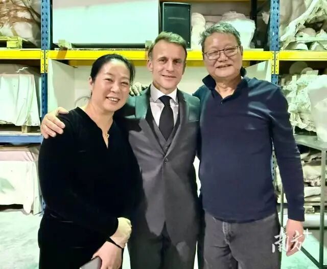 法国总统马克龙与中国旅法艺术家王度和安晓彤夫妇在工作室合影。