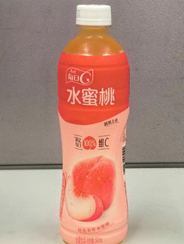 太夸张了！一瓶“特选奉化水蜜桃”的500毫升康师傅“每日C水蜜桃”饮料中，仅添加了0.01克浓缩液