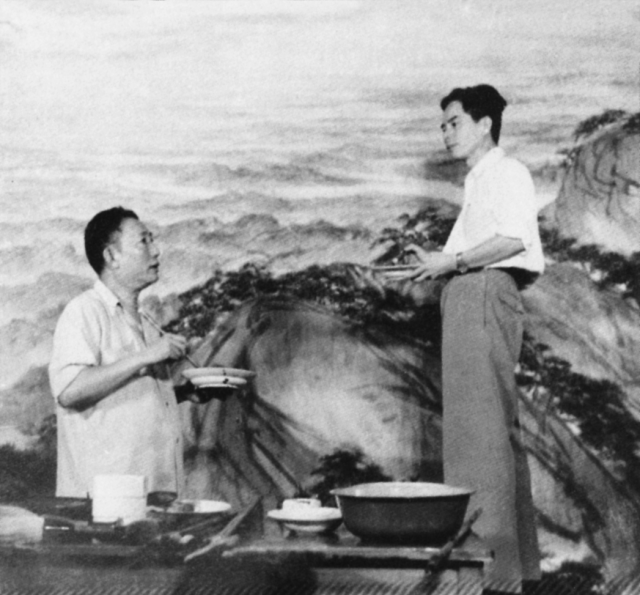 1959年关山月（左）和傅抱石合作创作《江山如此多娇》（资料图片）