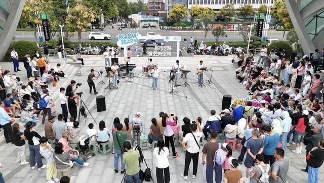 出站就是舞台,济南人的“周末惊喜”来到了地铁口
