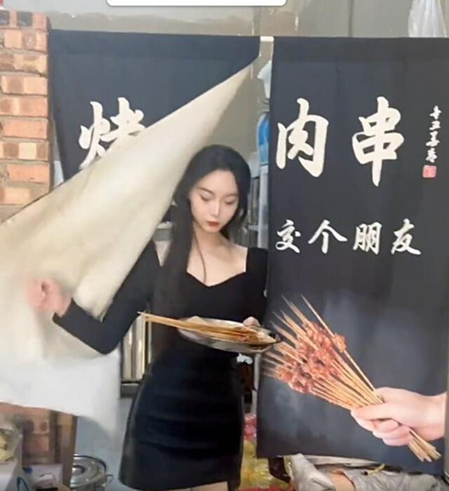 帅小伙吃烧烤时被短裙女老板吸引，同桌女友：等回家再好好收拾你