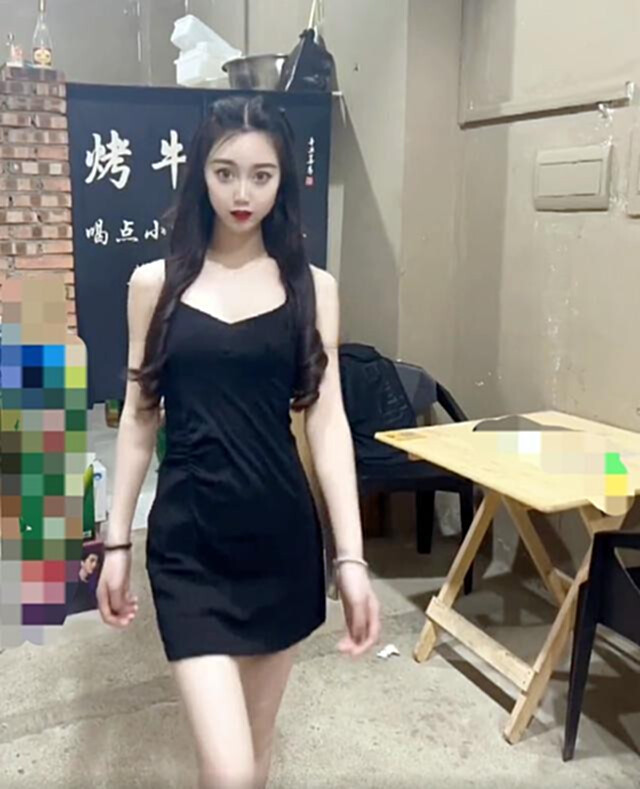 帅小伙吃烧烤时被短裙女老板吸引，同桌女友：等回家再好好收拾你