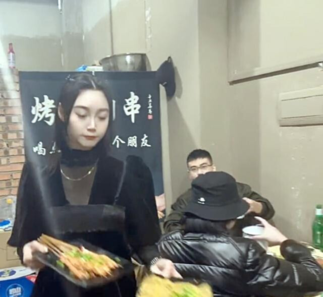 帅小伙吃烧烤时被短裙女老板吸引，同桌女友：等回家再好好收拾你